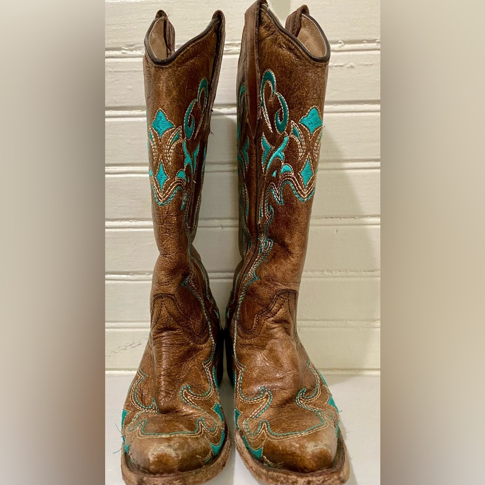 Rustic, perfectly broke in colorful cowboy boots. Circle G brand.